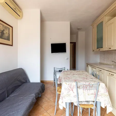 In A With Private Patio شقة