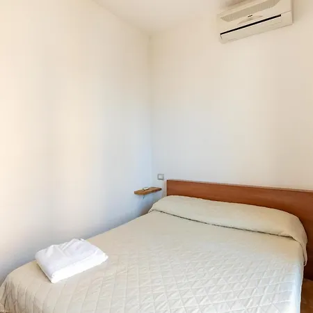 In A With Private Patio شقة *