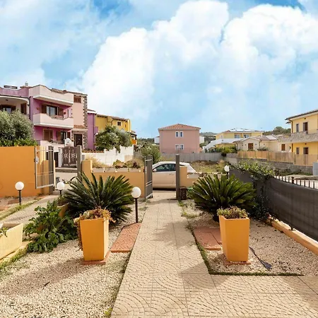 In A With Private Patio شقة